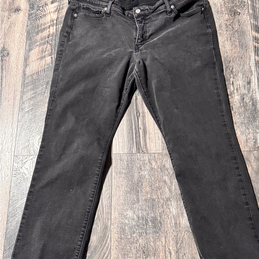 Levi's Black Straight Leg Jeans with Sleek Design
